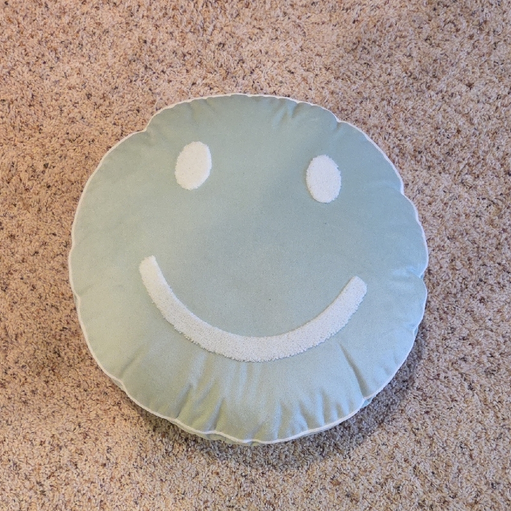 Member's Mark Smiley Pillow